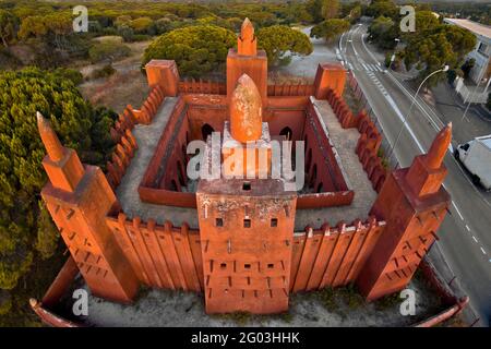 FRANCE, VAR - 83 - MOSQUÉE MISSIRIS À FREJUS. CONSTRUIT EN 1930, IL FAIT L'OBJET D'UNE CLASSIFICATION EN TANT QUE MONUMENTS HISTORIQUES. CETTE CONSTRUCTION D'ADOBE Banque D'Images