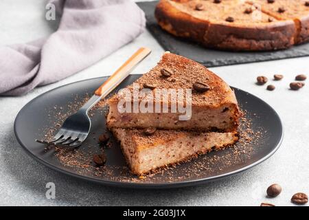 Une tranche de caillé de chocolat sur une assiette, une portion de gâteau avec du chocolat et du café Banque D'Images