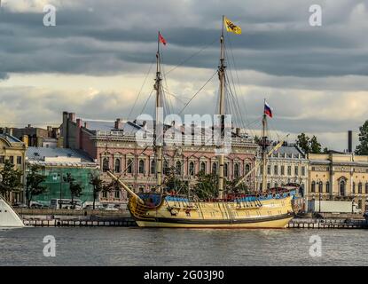 Recréée en 2018, la frégate 'Poltava' — cuirassé russe de 54 armes à voile rang 4, lancée le 15 (26) juin 1712 à partir de la cale de Saint-Petersb Banque D'Images