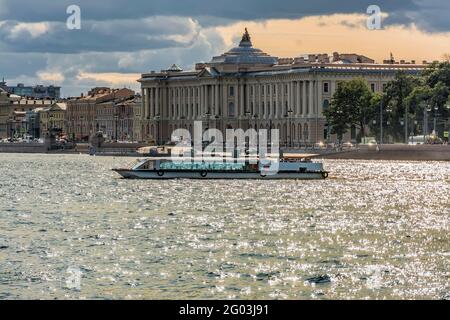 Promenez-vous à Saint-Pétersbourg le jour d'été de juillet. Vue depuis la promenade des Anglais jusqu'au bâtiment de l'Institut de peinture de Saint-Pétersbourg Banque D'Images