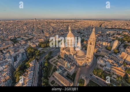 FRANCE - PARIS (75) - LA BUTTE MONTMARTRE ET LA BASILIQUE DU SACRÉ-CŒUR VUE DU NORD. EN ARRIÈRE-PLAN DE GAUCHE À DROITE, LE MONTPARNASSE À Banque D'Images