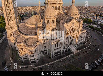 FRANCE - PARIS (75) - LA BASILIQUE DU SACRÉ-CŒUR VUE DU SUD-OUEST. SITUÉ AU SOMMET DE LA COLLINE DE MONTMARTRE, LA BASILIQUE DU SACRÉ-CŒUR EN EST UNE Banque D'Images