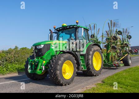 John Deere 6155R 304. Avec râteau à rotor double à Cheshire, Royaume-Uni Banque D'Images