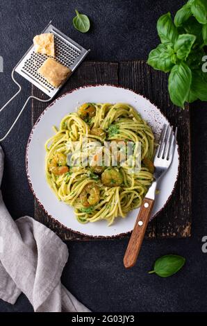 Pâtes italiennes aux épinards et aux crevettes Banque D'Images