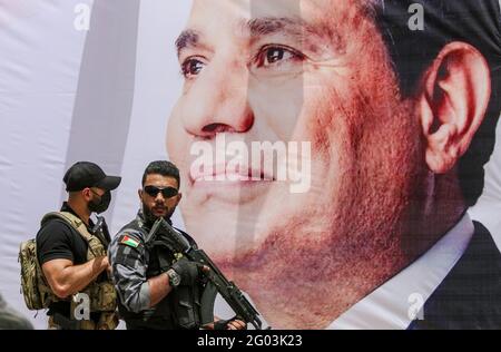 Gaza, Palestine. 31 mai 2021. Un membre de la sécurité égyptienne est assuré par une bannière montrant le président Abdel Fattah al-Sisi lors d'une réunion entre le chef des services de renseignement égyptiens et les responsables du Hamas à Gaza. Le général Abbas Kamel se réunit à Gaza le 31 mai 2021. m. kamel effectue une visite officielle en Israël et dans les territoires palestiniens pour donner suite à l’accord de cessez-le-feu négocié par l’Égypte entre les groupes armés palestiniens et Israël. (Photo par Ahmed Zakot/SOPA Images/Sipa USA) crédit: SIPA USA/Alay Live News Banque D'Images