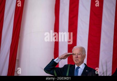 Arlington, États-Unis. 31 mai 2021. Le président Joe Biden salue le cimetière national d'Arlington, à Arlington, en Virginie, le lundi 31 mai 2021. Le président Biden a prononcé le discours à l'adresse du jour du souvenir lors de la 153e célébration du jour du souvenir national. Photo par Tasos Katopodis/Pool/Sipa USA crédit: SIPA USA/Alay Live News Banque D'Images