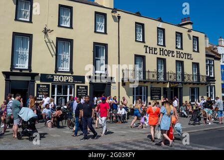 Southend on Sea, Essex, Royaume-Uni. 31 mai 2021. Le temps chaud et ensoleillé a attiré les gens vers la ville balnéaire lors du lundi des fêtes de banque. Les entreprises du front de mer sont occupées par des clients sur le trottoir devant le pub de bord de mer de l'hôtel Hope et par des personnes qui marchent Banque D'Images