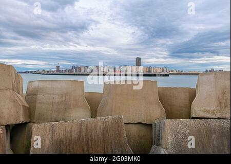 Ostende (Oostende) paysage urbain avec des blocs de béton géants du brise-lames, Flandre Occidentale, Belgique. Banque D'Images