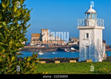 FRANCE. MANCHE (50) PHARE SUR LE PORT DE PÊCHE DE BARFLEUR Banque D'Images