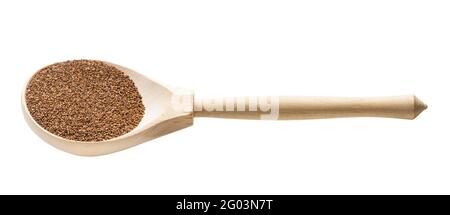 graines de teff de grain entier dans une cuillère en bois isolée sur fond blanc Banque D'Images