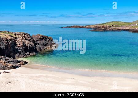 CLACHTOLL BEACH LOCHINVER SUTHERLAND SCOTLAND UNE MAISON DONNANT SUR LA LIMPID MER VERTE Banque D'Images