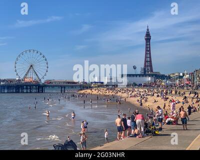 Les gens apprécient le soleil sur la plage de Blackpool, car le lundi de Noël pourrait être le jour le plus chaud de l'année jusqu'à présent - avec des températures qui devraient atteindre 25 °C dans certaines parties du Royaume-Uni. Date de la photo: Lundi 31 mai 2021. Banque D'Images