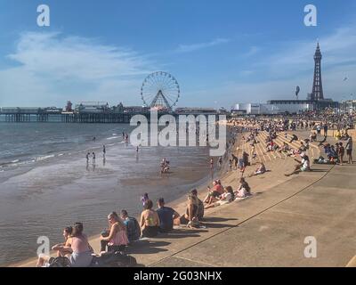 Les gens apprécient le soleil sur la plage de Blackpool, car le lundi de Noël pourrait être le jour le plus chaud de l'année jusqu'à présent - avec des températures qui devraient atteindre 25 °C dans certaines parties du Royaume-Uni. Date de la photo: Lundi 31 mai 2021. Banque D'Images