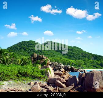 Paysage tropical avec de grandes roches de granit près de la plage d'Anse Songe. Île de la Digue, Seychelles. Banque D'Images