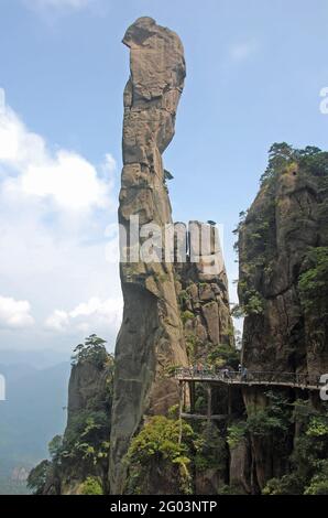 Montagne Sanqingshan dans la province de Jiangxi, Chine. Vue sur Snake Rock ou Python Rock, un sommet sur le mont Sanqing, avec chemin et touristes. Banque D'Images