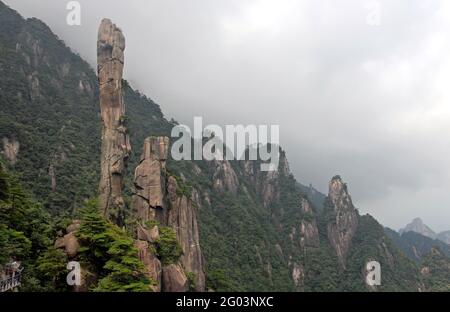 Montagne Sanqingshan dans la province de Jiangxi, Chine. Vue sur Snake Rock ou Python Rock, un sommet rocheux sur le mont Sanqing. Banque D'Images