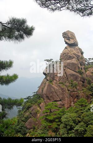 Montagne Sanqingshan dans la province de Jiangxi, Chine. Vue sur Goddess Peak, un affleurement rocheux sur le mont Sanqing représentant une femme qui regarde au loin. Banque D'Images