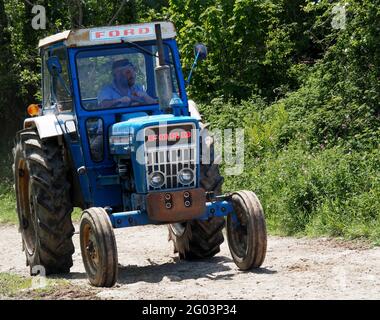 HOLSWORTHY, DEVON, ANGLETERRE - MAI 30 2021 : tracteur d'époque, véhicule agricole au rallye. Ford 4000. Banque D'Images