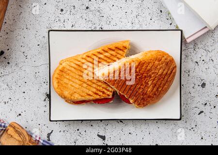 Panini pepperoni grillé sur fond clair Banque D'Images