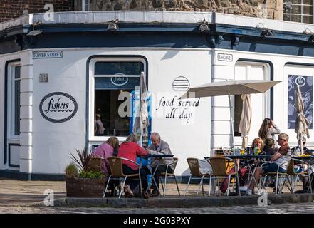 The Shore, Leith, Édimbourg, Écosse, Royaume-Uni, 31 mai 2021. Les bars Leith sont très occupés : les clients peuvent prendre un verre au soleil aux tables du restaurant Fishers le dernier jour des vacances en banque Banque D'Images