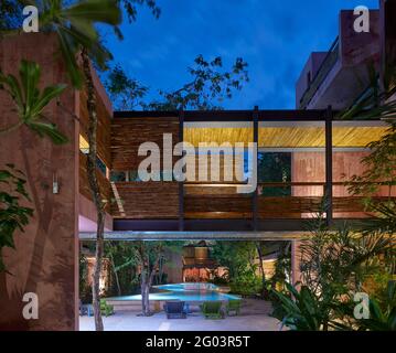 Crépuscule dans la piscine commune. Tulum Apartments, Tulum, Mexique. Architecte: Reyes Rios + Larrain Studio , 2019. Banque D'Images