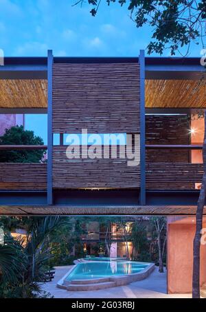 Crépuscule dans la piscine commune. Tulum Apartments, Tulum, Mexique. Architecte: Reyes Rios + Larrain Studio , 2019. Banque D'Images