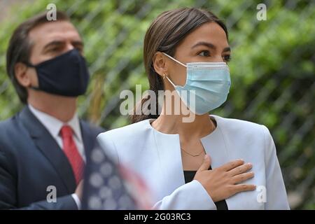 New York, États-Unis. 31 mai 2021. La députée des États-Unis Alexandria Ocasio-Cortez (r) et le sénateur de New York Michael Gianaris assistent au Blvd. Cérémonie du jour du souvenir Gardens 2021 dans le quartier Queens de New York, le 31 mai 2021. Memorial Day est une fête fédérale en l'honneur des anciens combattants militaires qui sont morts au service de leur pays, (photo par Anthony Behar/Sipa USA) Credit: SIPA USA/Alay Live News Banque D'Images