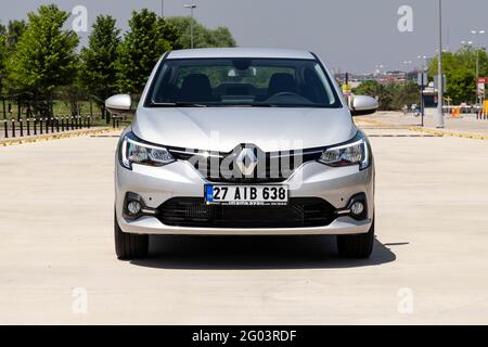 Renault Taliant est une berline sous-compacte produite par le constructeur automobile français Renault depuis 2021. Il partage la même plate-forme avec Renault Symbol. Banque D'Images