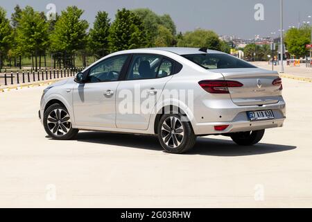 Renault Taliant est une berline sous-compacte produite par le constructeur automobile français Renault depuis 2021. Il partage la même plate-forme avec Renault Symbol. Banque D'Images