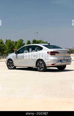 Renault Taliant est une berline sous-compacte produite par le constructeur automobile français Renault depuis 2021. Il partage la même plate-forme avec Renault Symbol. Banque D'Images