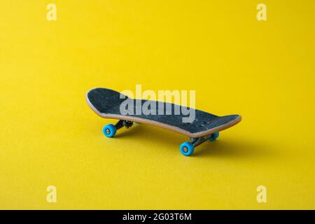 Mini-skateboard sur fond jaune Banque D'Images