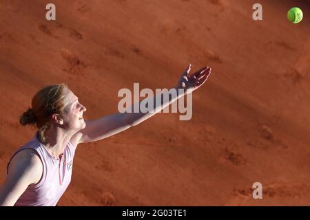 Belge Alison Van Uytvanck lance le ballon pendant Une première partie du tournoi des femmes célibataires entre Belge Van Uytvanck (WTA 67) Banque D'Images