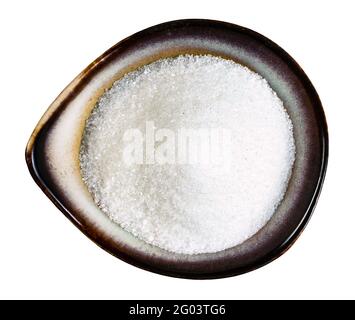 vue de dessus du sucre de betterave blanc raffiné dans un bol en céramique isolé sur fond blanc Banque D'Images