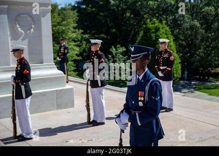 Arlington, États-Unis. 31 mai 2021. Le stand de la Garde d'honneur montre la tombe du Soldat inconnu au cimetière national d'Arlington, à Arlington, en Virginie, le lundi 31 mai 2021. Le président Biden a également prononcé ses observations lors de l'allocution du jour du souvenir à l'occasion de la 153e célébration du jour du souvenir national. Photo par Tasos Katopodis/Pool/Sipa USA crédit: SIPA USA/Alay Live News Banque D'Images