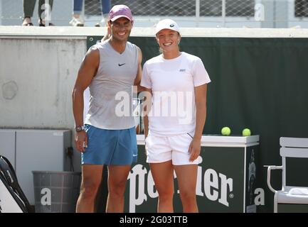 Les gagnants de l'Open de France 2020 IGA Swiatek de Pologne et Rafael Nadal d'Espagne pratiquent ensemble 20 minutes sur le court 5 avant l'Open de France 2021, un tournoi de tennis Grand Chelem au stade Roland-Garros le 29 mai 2021 à Paris, France - photo Jean Catuffe / DPPI / LiveMedia Banque D'Images