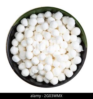 vue de dessus des perles de tapioca brutes dans un bol rond isolé sur fond blanc Banque D'Images