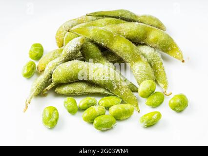 Graines et gousses congelées d'Edamame (soja non mûr) sur plaque en céramique grise Banque D'Images