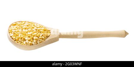 dal de moong brut (vert fendu) haricots dans une cuillère en bois isolée sur fond blanc Banque D'Images