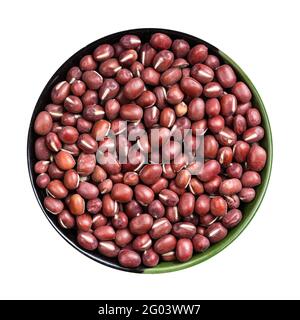 vue de dessus des haricots adzuki crus dans un bol rond isolé sur fond blanc Banque D'Images