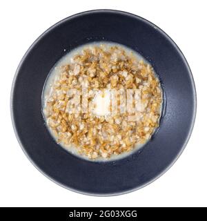 vue de dessus de porridge beurré de l'avoine en gris bol isolé sur fond blanc Banque D'Images