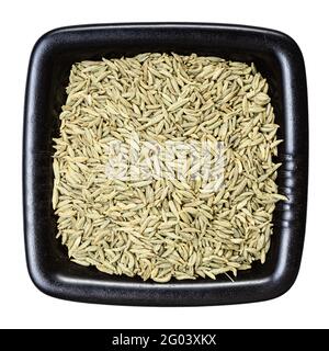 vue de dessus des graines d'anis dans un bol noir isolé sur arrière-plan blanc Banque D'Images