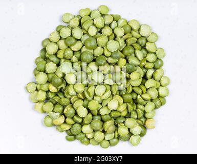 vue de dessus d'un tas de petits pois verts séchés crus gros plan sur la plaque en céramique grise Banque D'Images