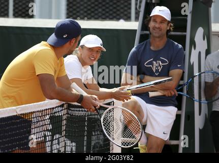 IGA Swiatek de Pologne, Carlos Moya, entraîneur de Rafael Nadal d'Espagne pendant la pratique avant l'Open de France 2021, un tournoi de tennis Grand Chelem au stade Roland-Garros le 29 mai 2021 à Paris, France - photo Jean Catuffe / DPPI / LiveMedia Banque D'Images