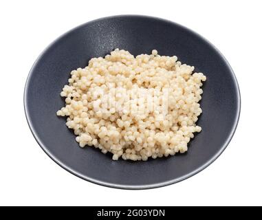 perle israélienne bouillie couscous dans un bol gris isolé sur blanc arrière-plan Banque D'Images