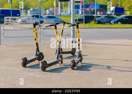 Scooters électriques pour un transport urbain durable. Transport loyer, loyer. Banque D'Images