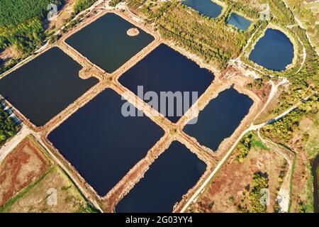 Vue aérienne des étangs pour recueillir les eaux pluviales. Bassins de rétention d'eau de pluie, vue plongeante. Piscines artificielles pour système d'irrigation Banque D'Images