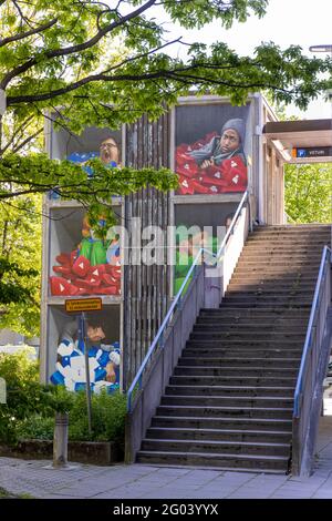 L'art moderne de la rue adoucit l'ambiance grimm des bâtiments en granit à Helsinki Banque D'Images