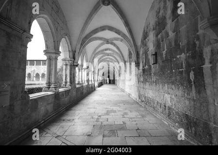 Arcades d'un ancien monastère. Cloîtres du monastère de Batalha Banque D'Images