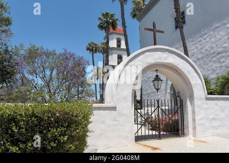 SAN JUAN CAPISTRANO, CALIFORNIE - 27 MAI 2021 : arche, porte et croix à la basilique de la Mission. L'église paroissiale est située juste au nord-ouest de Mission sa Banque D'Images