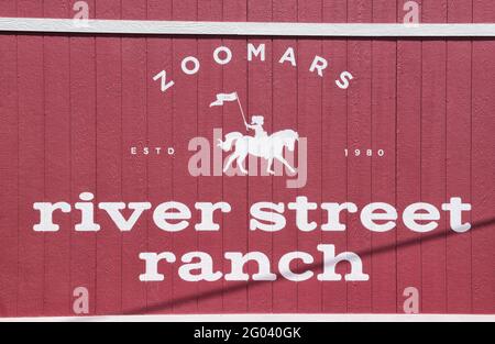 SAN JUAN CAPISTRANO, CALIFORNIE - 27 MAI 2021 : panneau sur le bras à Zoomars River Street Ranch a Petting Zoo dans le quartier historique de Los Rios. Banque D'Images